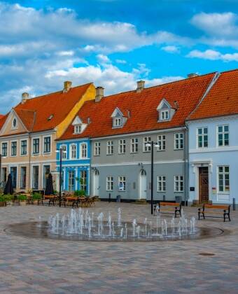 Besøk Nyborg og vandre rundt på de koselige torgene og gatene.