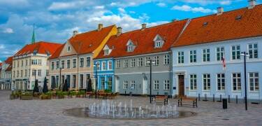 Besøg Nyborg og gå rundt på de hyggelige torve og gader.
