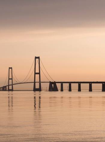 Den spektakulære beliggenheten med direkte utsikt over Storebæltsbroen er vel verdt et besøk i seg selv.