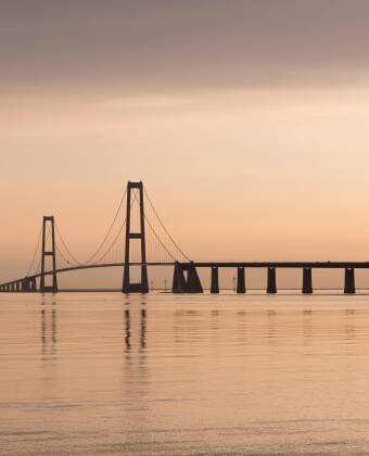 Den spektakulære beliggenheten med direkte utsikt over Storebæltsbroen er vel verdt et besøk i seg selv.