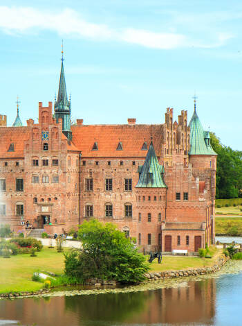 Gå in i historien och förundras över det förtrollande Egeskovs slott.