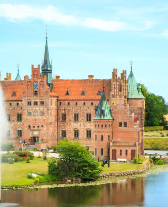 Træd ind i historien og forundres over det fortryllende Egeskov Slot.
