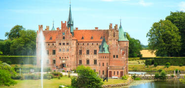 Gå inn i historien og beundre det fortryllende Egeskov slott.
