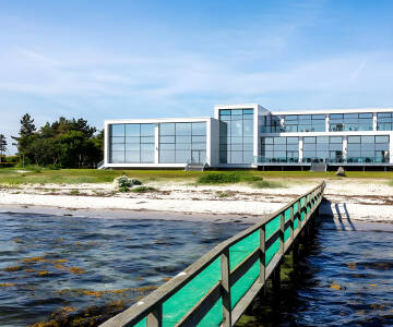 Storebælt Sinatur Hotel og Konference ligger ud til havet og har direkte adgang ned til stranden.
