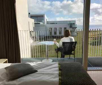 Buchen Sie ein gemütliches Zimmer mit allem, was Sie brauchen, um sich wie zu Hause zu fühlen. Einige bieten sogar Meerblick.