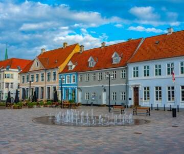 Besøg Nyborg og gå rundt på de hyggelige torve og gader.