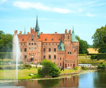 Gå in i historien och förundras över det förtrollande Egeskovs slott.