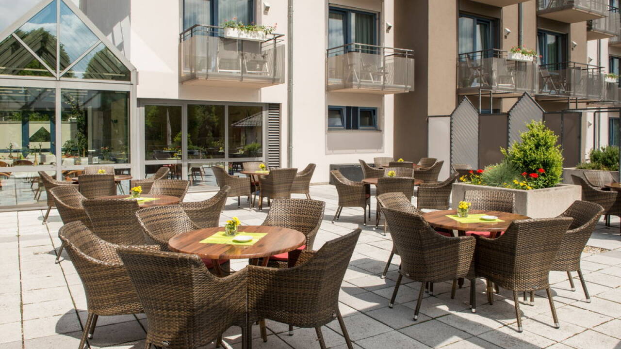 Om sommeren åbner hotellets udendørs terrasse, og der kan også bestilles mad mens i nyder udsigten over Fuldatal.