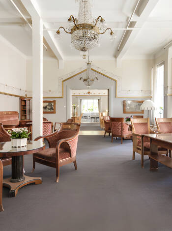 Hotellet har en unik inredning med mysiga salonger i jugendstil