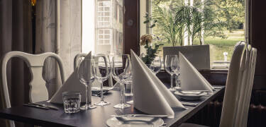 Das Restaurant serviert leckere Gerichte mit den frischesten Zutaten aus der Region.