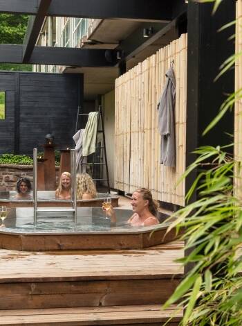 Hotellets härliga SPA Mösseberg erbjuder bland annat varma källor både utomhus och inomhus