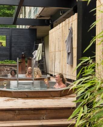 Das schöne SPA Mösseberg des Hotels bietet unter anderem heiße Quellen sowohl draußen als auch drinnen