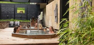 Das schöne SPA Mösseberg des Hotels bietet unter anderem heiße Quellen sowohl draußen als auch drinnen