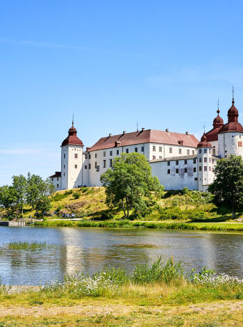 Besök det vackra barockslottet Läckö slott som ligger på Vänerns strand i Lidköping