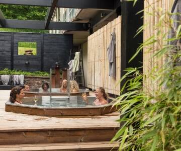 Hotellets dejlige SPA Mösseberg byder blandt andet på varme kilder både udendørs og indendørs