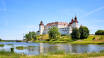 Besök det vackra barockslottet Läckö slott som ligger på Vänerns strand i Lidköping