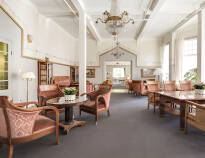 Oplev hotellets unikke salonmiljø med velbevaret interiør i Jugend-stil.