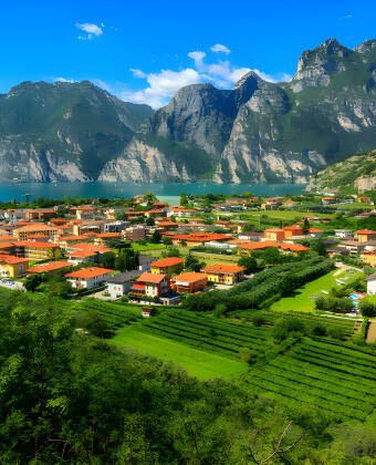 Gör utflykter för att utforska området och besök vackra städer som Torbole, Limone Sul Garda och Riva Del Garda