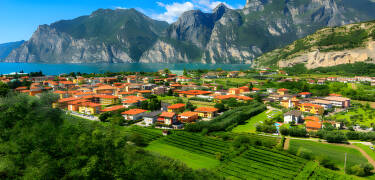 Udforsk området og besøg smukke byer som f.eks. Torbole, Limone Sul Garda og Riva Del Garda