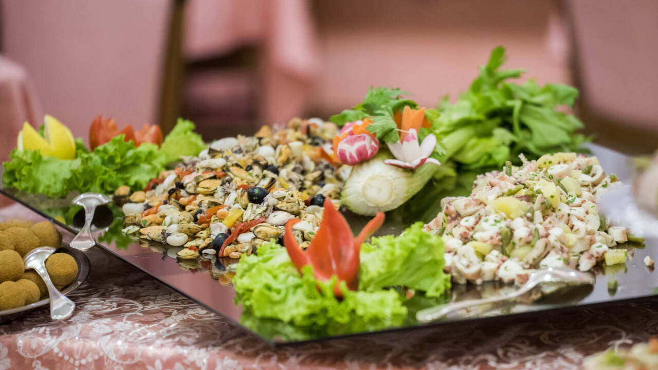 Abends bietet das Restaurant ein köstliches Abendbuffet, das in diesem Aufenthalt enthalten ist.