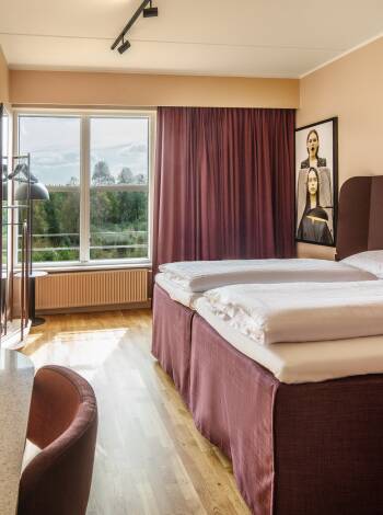 Sie wohnen in einem der neu renovierten Doppelzimmer, die alle eine komfortable Umgebung mit grüner Natur direkt vor dem Fenster bieten.