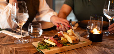 Pakken inkluderer en velsmakende tapasplate og øl eller vin i baren.
