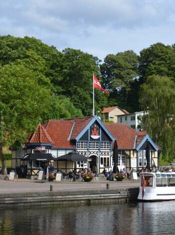 Machen Sie einen idyllischen Segeltörn mit der Hjejlen und genießen Sie die maritime Umgebung in einem der Cafés in Silkeborg.
