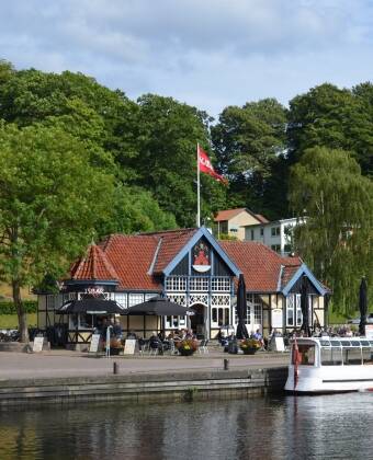 Tag på en idyllisk sejltur med Hjejlen, og nyd de maritime omgivelser på en af caféerne i Silkeborg.