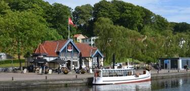 Dra på en idyllisk seiltur med Hjejlen, og nyt de maritime omgivelsene på en av kaféene i Silkeborg.