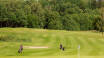Knistad Herrgård har en golfbane rundt om herregården - du bor midt på banen.