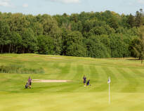 Knistad Herrgård verfügt rund um das Anwesen über einen Golfplatz – Sie bleiben in der Mitte des Golfplatzes.