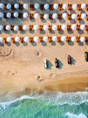 Hotellet ligger vid havet och har en egen sandstrand.
