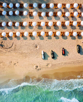 Hotellet ligger vid havet och har en egen sandstrand.