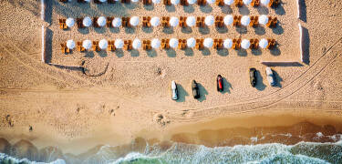 Das Hotel liegt direkt am Meer und hat einen eigenen Sandstrand.