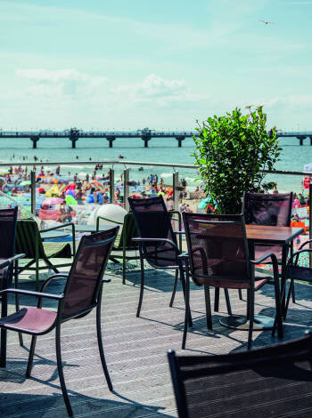 På sommaren kan du äta middag på terrassen med havsutsikt i restaurangen som serverar färska, lokala rätter.