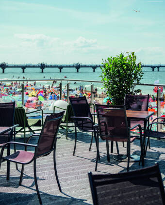 Spis på den anerkjente restaurantens terasse med utsikt over havet. Her spiser du ferske, lokale retter.