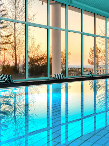 Spa-faciliteterna inkluderar en inomhus- och en utomhuspool.