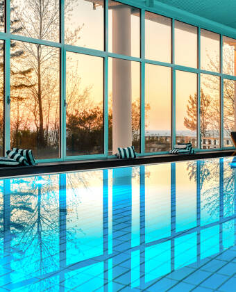 Spa-faciliteterna inkluderar en inomhus- och en utomhuspool.