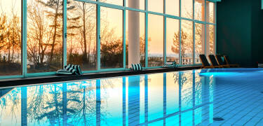 Spa-faciliteterna inkluderar en inomhus- och en utomhuspool.