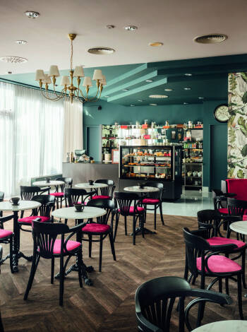 Njut av en kopp kaffe och klassiska kakor på kaféet i wienerstil eller ta en drink i den eleganta baren.