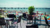 På sommaren kan du äta middag på terrassen med havsutsikt i restaurangen som serverar färska, lokala rätter.