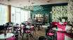 Genießen Sie eine Tasse Kaffee und klassische Torten im Café im Wiener Stil oder einen Drink in der stilvollen Bar.