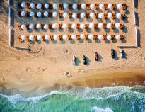 Hotellet ligger vid havet och har en egen sandstrand.