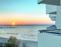Alle hotellets værelser har balkon med udsigt over havet.