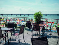 På sommaren kan du äta middag på terrassen med havsutsikt i restaurangen som serverar färska, lokala rätter.