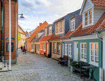 Schlendern Sie durch die vielen schönen Straßen und Gassen, die durch das Zentrum von Aalborg führen.