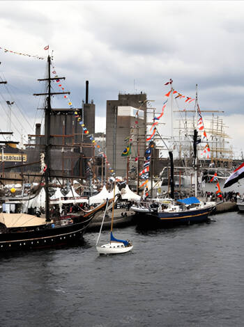 Der Limjord ist voller Überraschungen, hier haben ein paar schöne Segelschiffe am Hafen festgemacht.