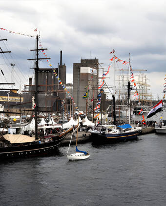 Limjorden er full av overraskelser. Her har et par flotte seilskip lagt til i havnen.