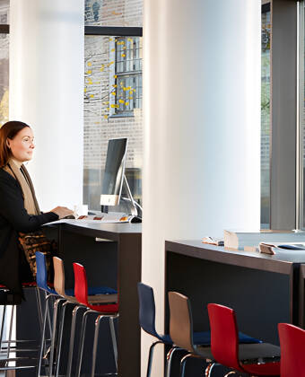 Der er en afslappet atmosfære på Cabinn Aalborg.