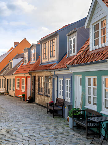 Schlendern Sie durch die vielen schönen Straßen und Gassen, die durch das Zentrum von Aalborg führen.